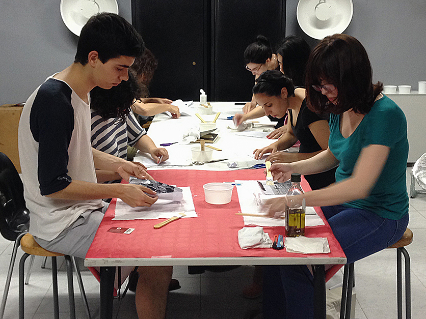 Alumnos realizando el taller de transferencia fotográfica sobre lienzo en el IEFC