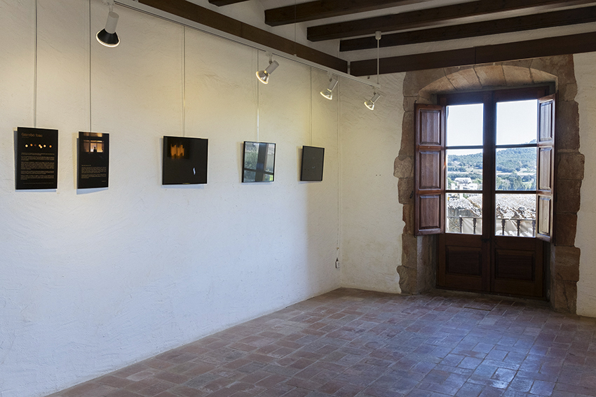 Fotografías del proyecto Gairebé Fosc expuestas en la sala de la casa de Cultura Ca la Pruna en Pals (Girona)